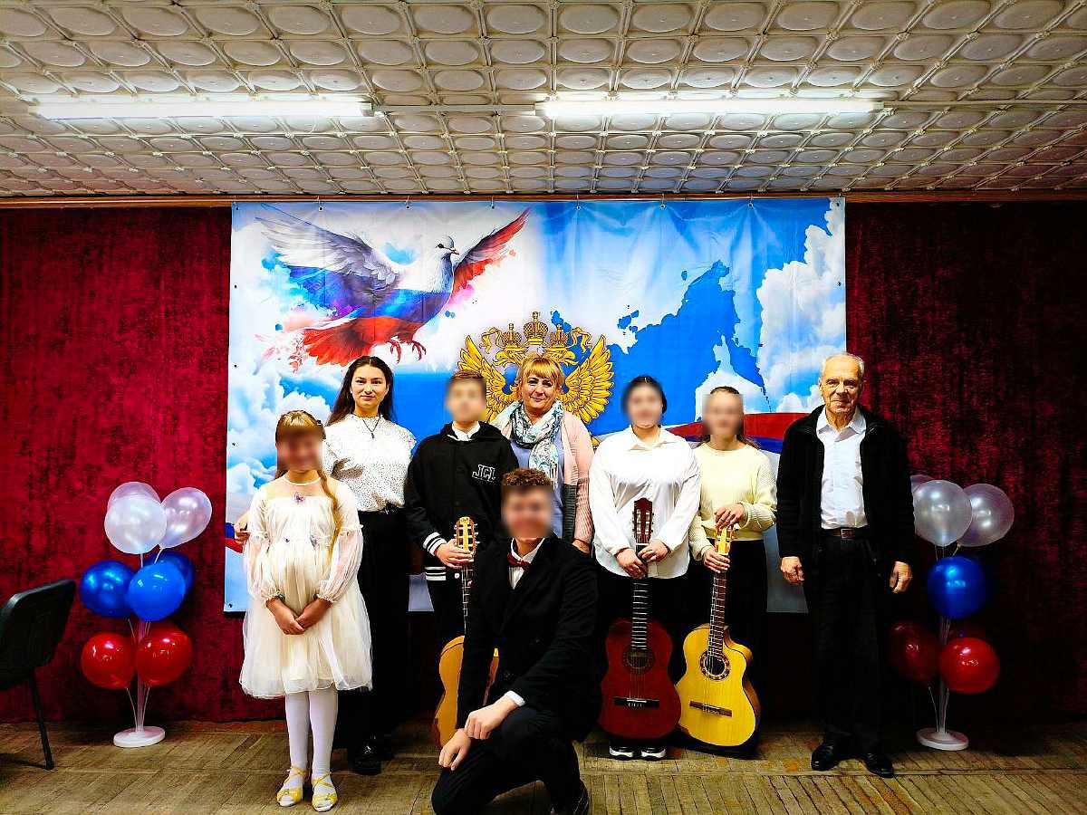 Анастасія Караваєва з колегами та учнями Каланчацької школи мистецтв